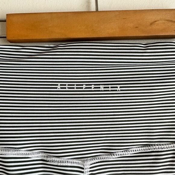 All Fenix White and Grey Striped Limitless High Rise Leggings Size Medium - Picture 6 of 8